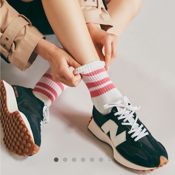 New Balance Retro 327 Black and White Athletic Shoes - 8 - Picture 3 of 12